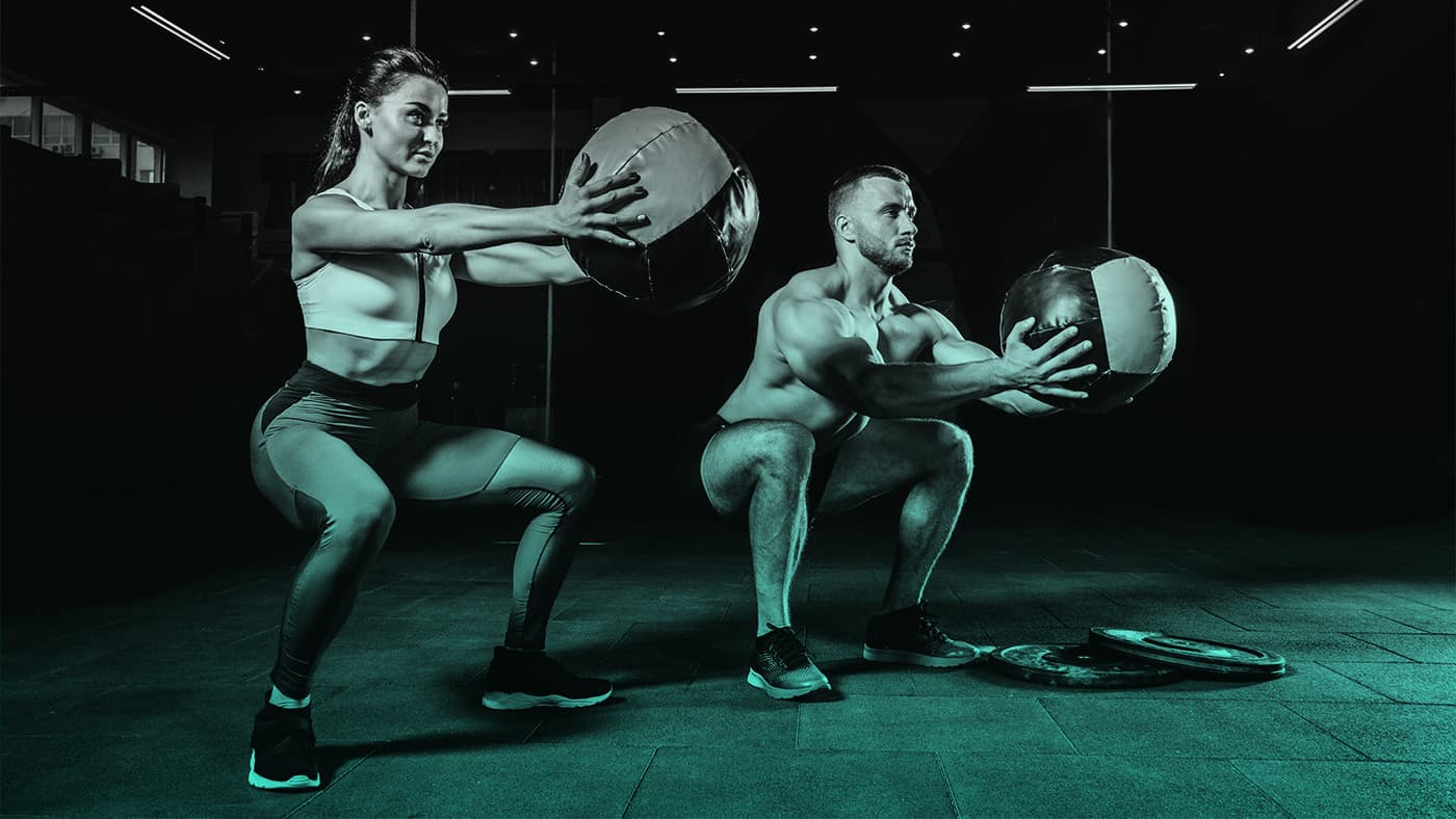 2 personen doen aan fitness met een bal om 5 kilo af te vallen