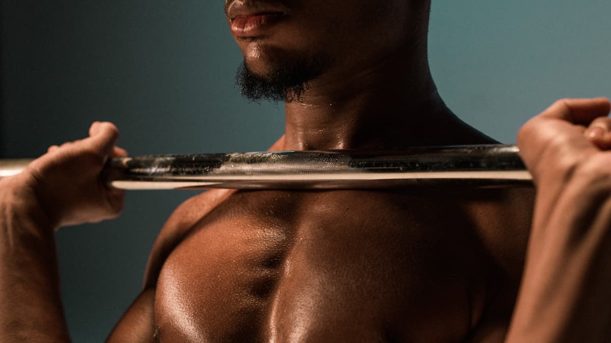 Droog trainen door krachttraining en cardio om spiermassa te behoudena