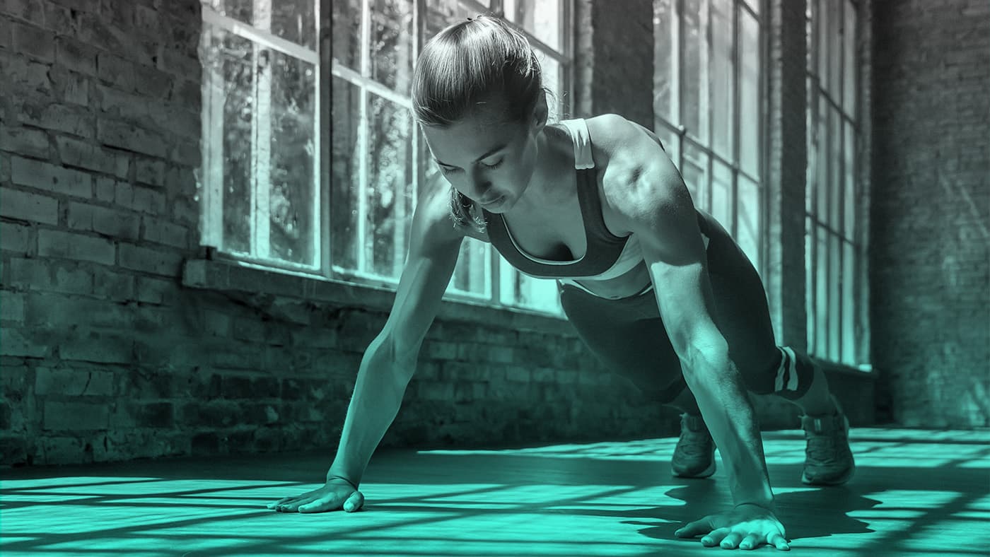 Vrouw doet push ups om snel cholesterol te verlagen