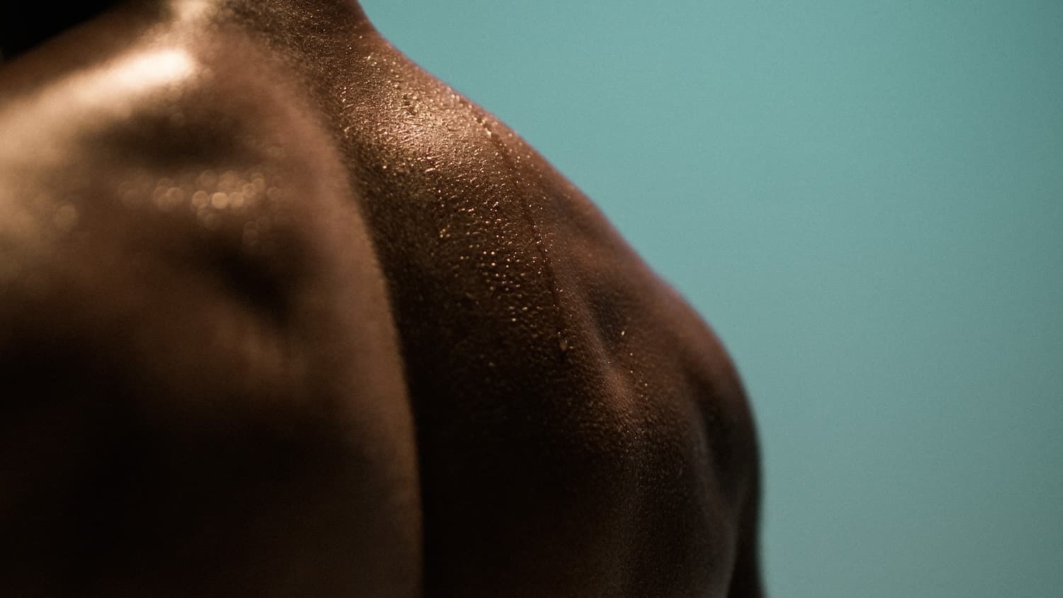 zweet op ontbloot bovenlichaam na intensieve full body workout